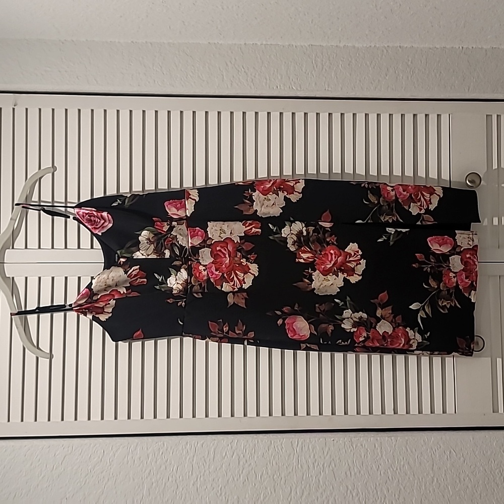 Black knee lenght shimmer floral dress that is gorgeous for any occasion.